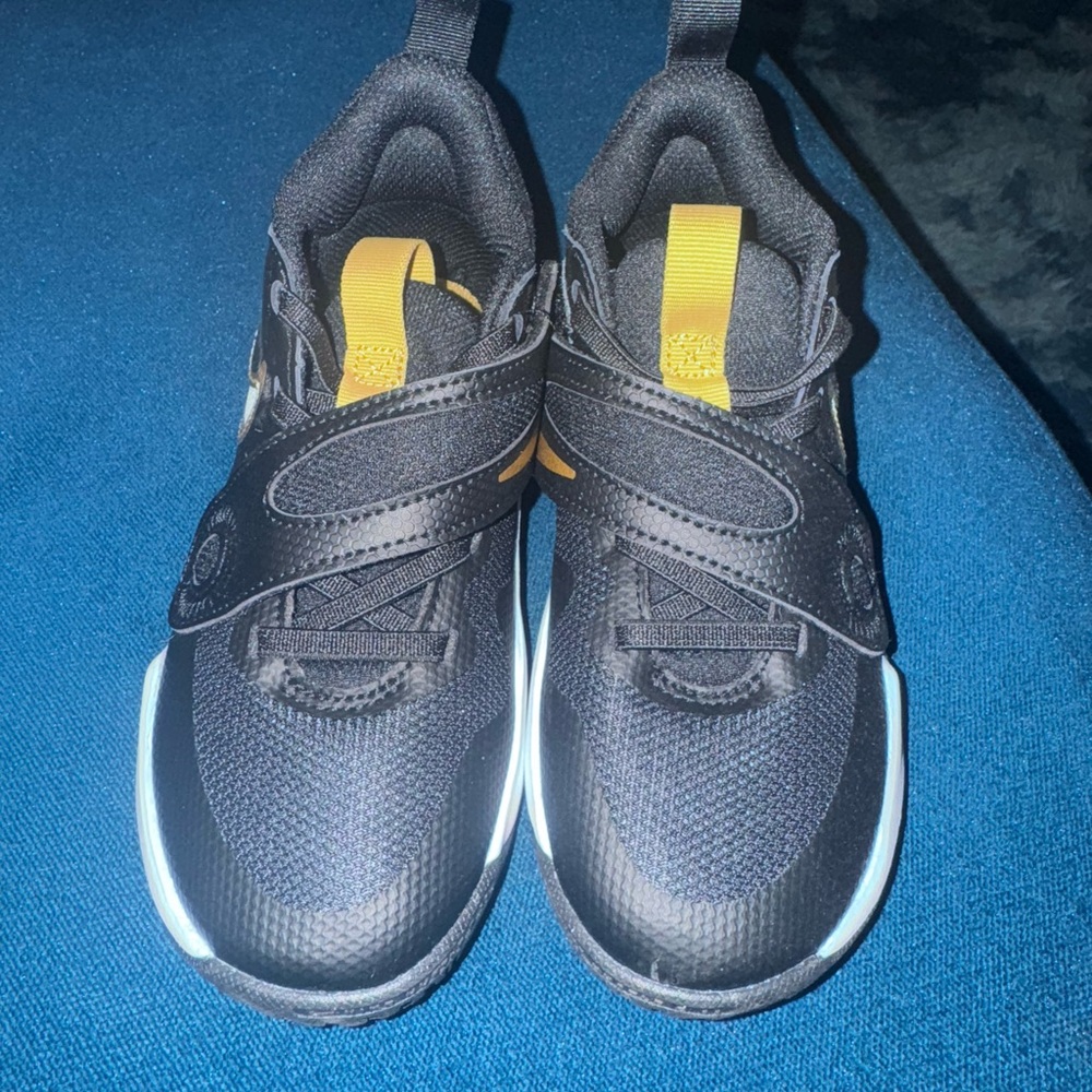 Nike team hustle size 12c with box